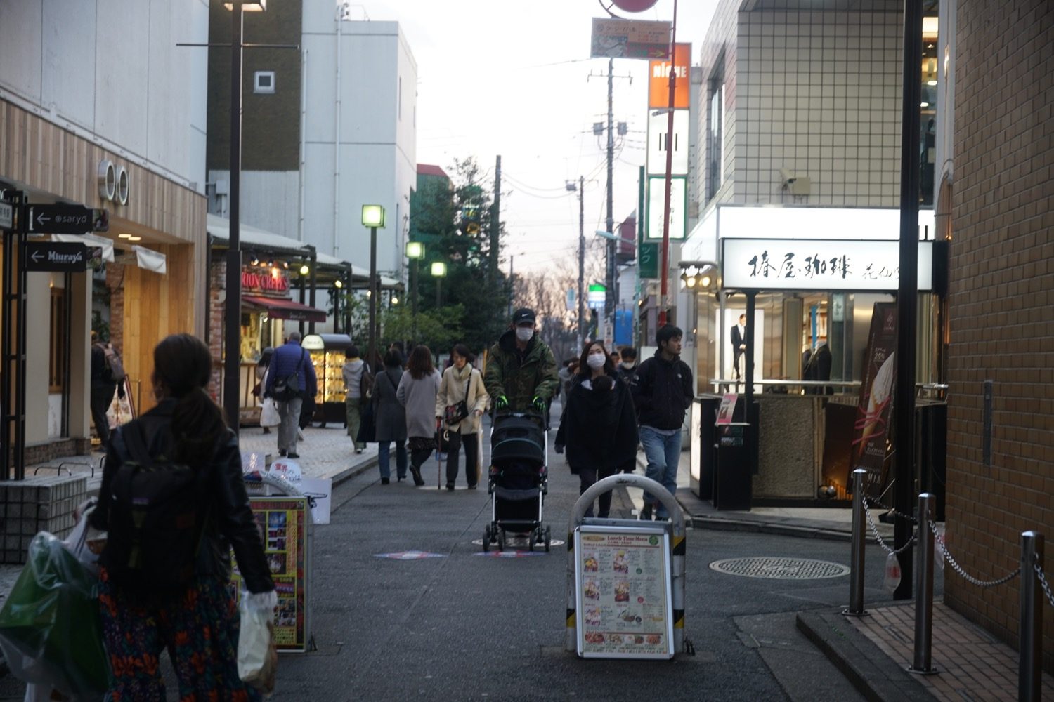 吉祥寺駅南口から井の頭公園までの様子１