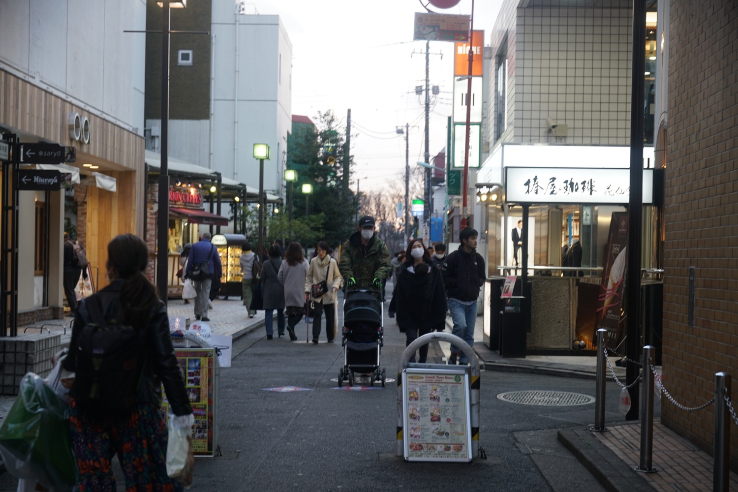 吉祥寺駅南口から井の頭公園までの様子１