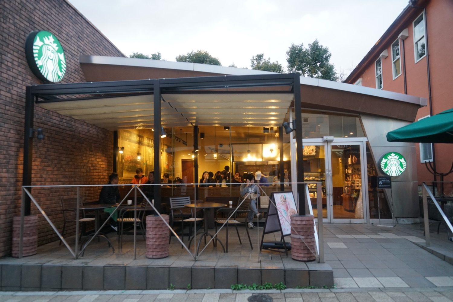 吉祥寺駅南口からの井の頭公園入口にあるお洒落なカフェ