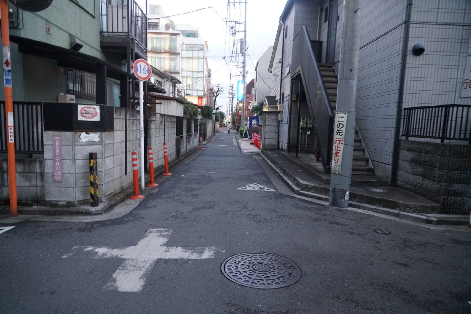 駅から公園までのメイン通りの脇道たちは週末でも人が少ない
