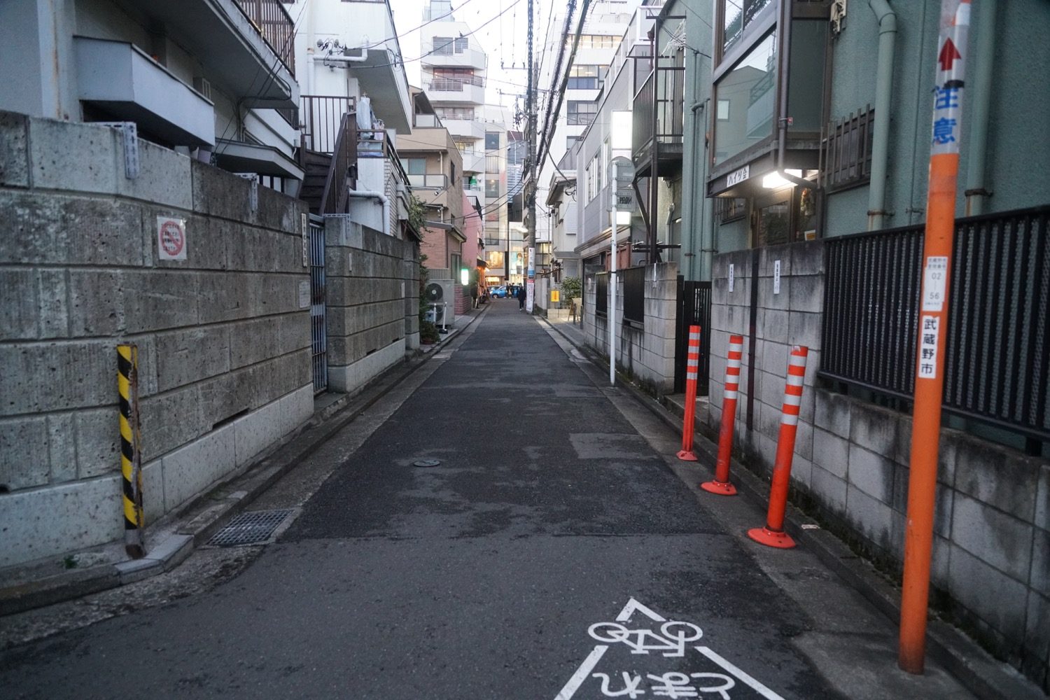 駅から公園までのメイン通りの脇道たちは週末でも人が少ない