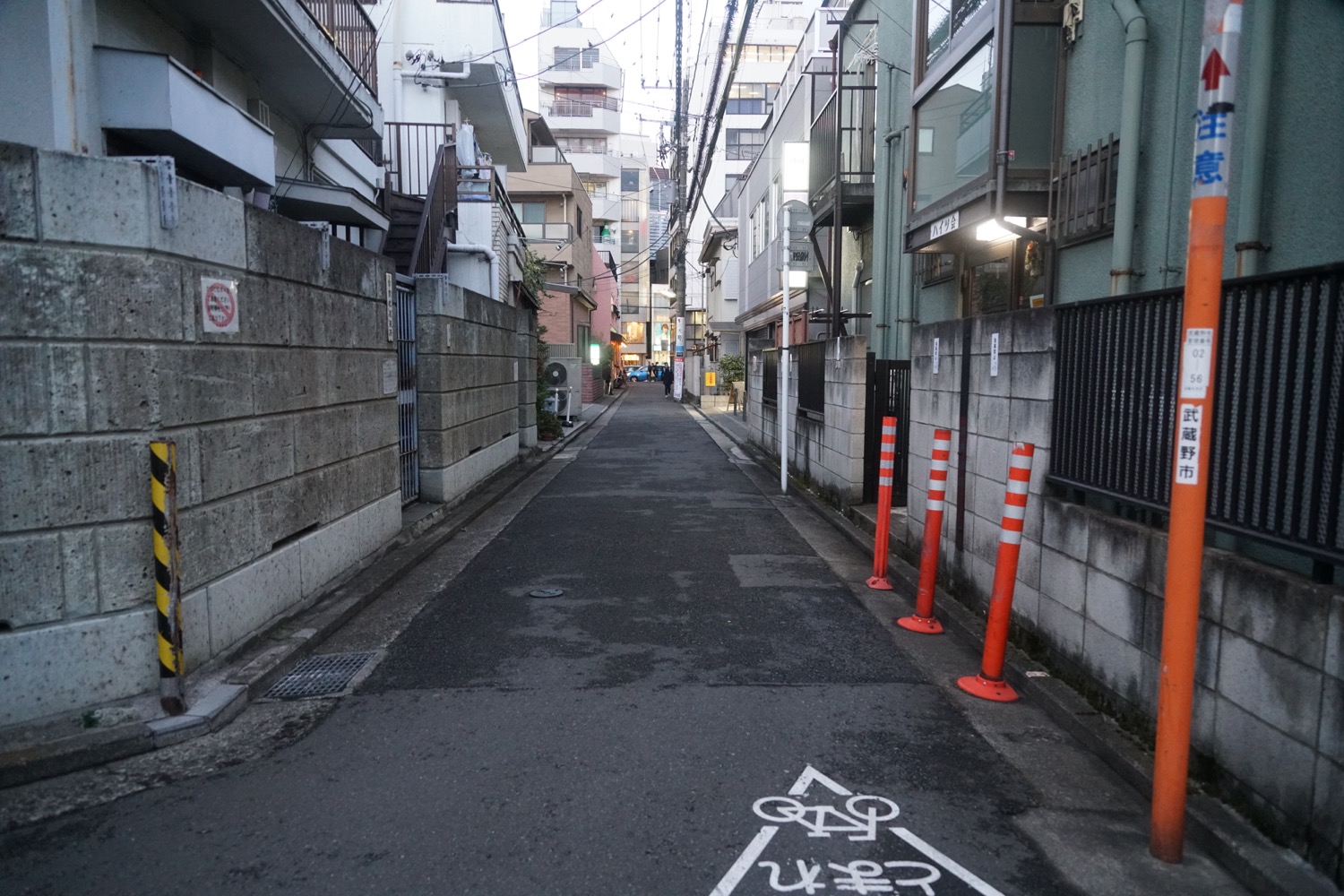 駅から公園までのメイン通りの脇道たちは週末でも人が少ない