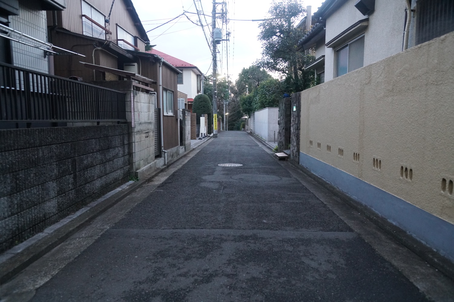 駅から公園までのメイン通りの脇道たちは週末でも人が少ない