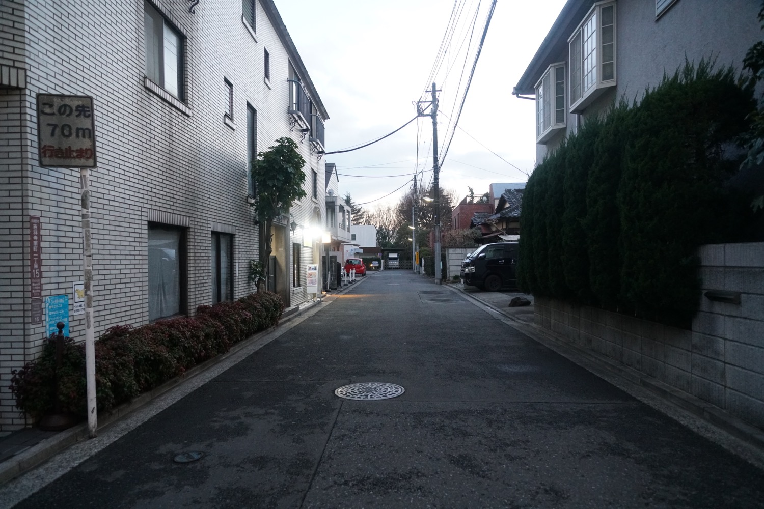 駅から公園までのメイン通りの脇道たちは週末でも人が少ない